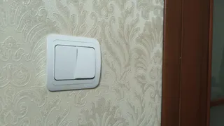 Желтый выключатель теперь белее снега: 2 капли на тряпку — и белый пластик снова радует глаз
