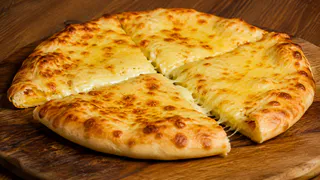 Мука, масло да кипяток: готовим лепешки с сыром и зеленым луком — тесто получается мягким, а начинка тянется 