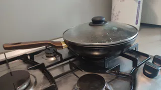 Два пакетика заливаю кипятком - и сковородка сияет как новая: от жира и нагара не остается и следа