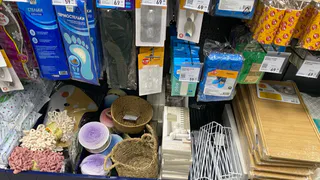 Не верила в обычные самоклеящиеся крючки из Fix Price, а теперь беру сразу по 5 пачек: дома и на даче заменяют 6 полезных вещей