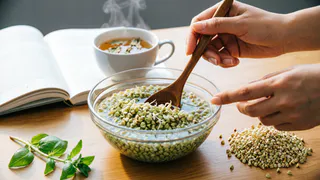Чем зеленая гречка отличается от обычной и какая полезнее, объяснила биохимик