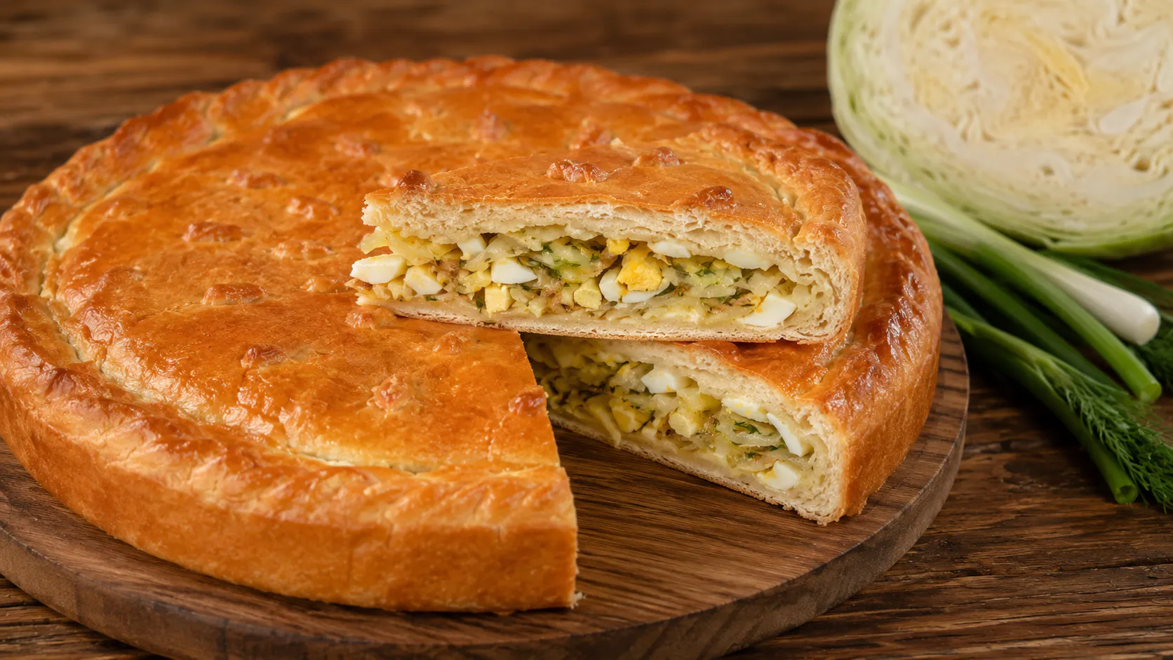 Пирог с капустой и яйцом на сметане: нежный, сочный и супер вкусный — идеален к чаю