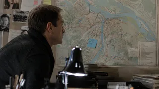 Пересмотрела «Метод» спустя несколько лет и наконец заметила забавный киноляп: теперь во время просмотра взгляд сам цепляется за эту деталь