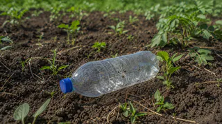 Выкидывать пластиковые бутылки больше не модно: новый хит 2026 — вертикальные грядки из отходов на балконе