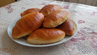 Замешиваю и сразу на сковороду: чайник кипит, гора пирожков уже на столе. Руки чистые, а муки на столе нет