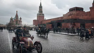 Netflix снял Романовых так, что Мавзолей появился в 1905-м: спустя семь лет «Последние цари» всё ещё выглядят дорогой исторической клюквой