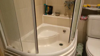 Налет отходит за 5 минут: простой способ очистки душевой кабины - и все подручными средствами