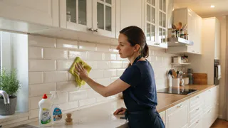 Добавляю пару ложек – жир с кухонного фартука уходит кусками: научилась у опытного клинера